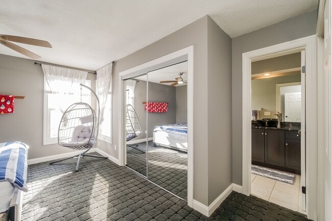 Building Photo - Beautiful Overland Park Townhome 2/3-Bed, 3.5-Bath - February move-in Special!!