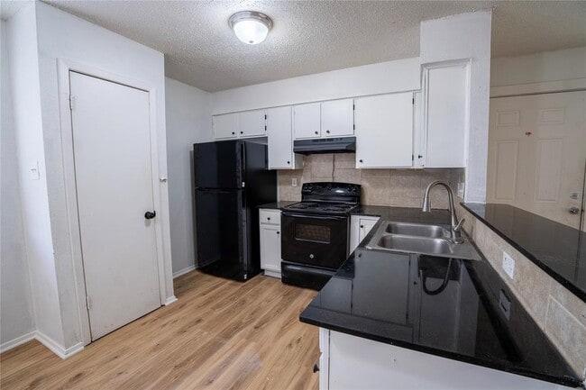 Building Photo - 10209 Brownie Dr