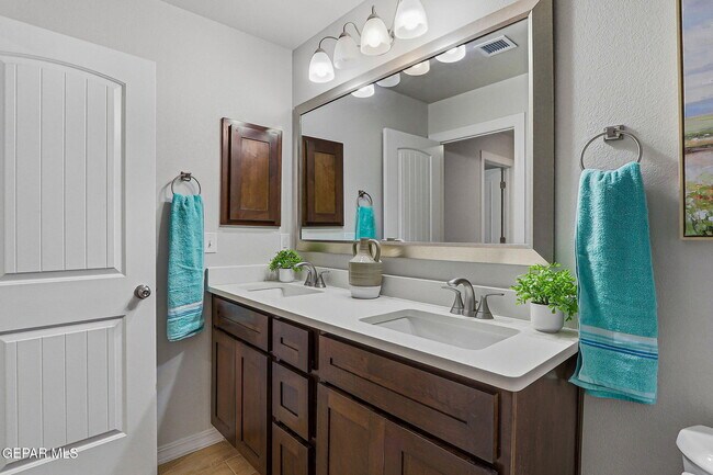 Building Photo - 7509 Enchanted Pk Dr