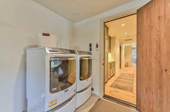 Building Photo - Luxury Living in Corral de Tierra!