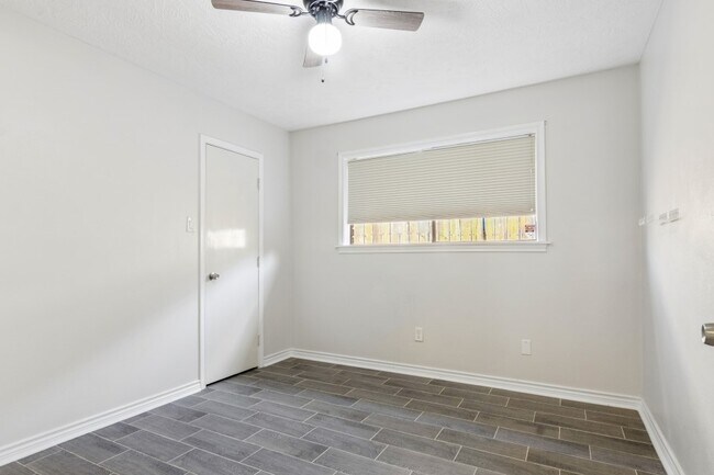 Building Photo - 6915 La Mirada Dr