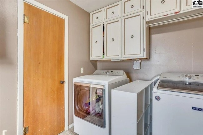 Building Photo - Beautiful 4-Bedroom, 1.5 Bathroom Home