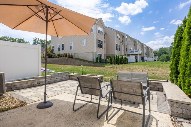 Building Photo - 9 Crest Ct