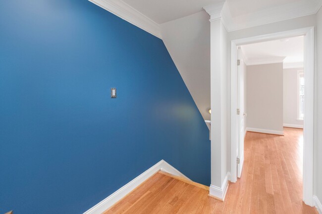 Building Photo - Stunning 2 BR/2.5 BA 2-Level Condo in Petw...