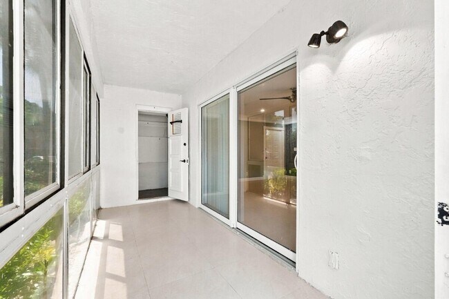 Building Photo - 3017 N Oakland Forest Dr