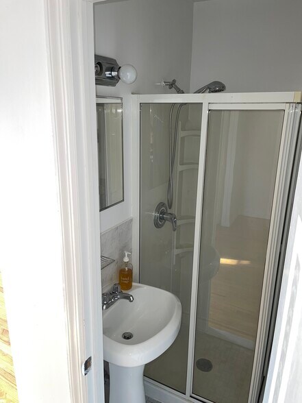 Building Photo - 16 Conselyea St