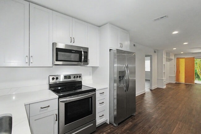 Building Photo - 2 Bedroom Condo In South Park!