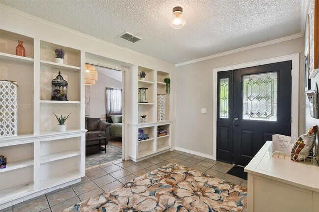 Building Photo - 4818 Holiday Dr