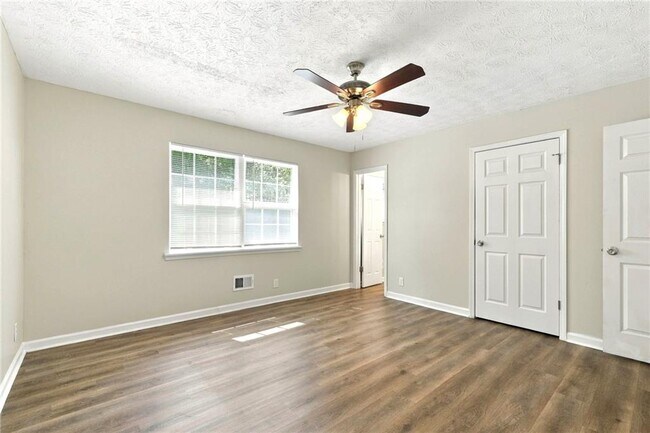 Building Photo - 2741 Oxford Dr