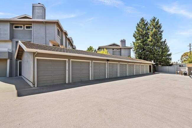 Building Photo - Beautiful Two-Story Condo With Pool, Hot T...