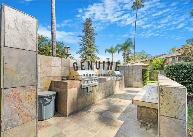 Building Photo - Beautiful 2 Bedroom in Creekside Villas!