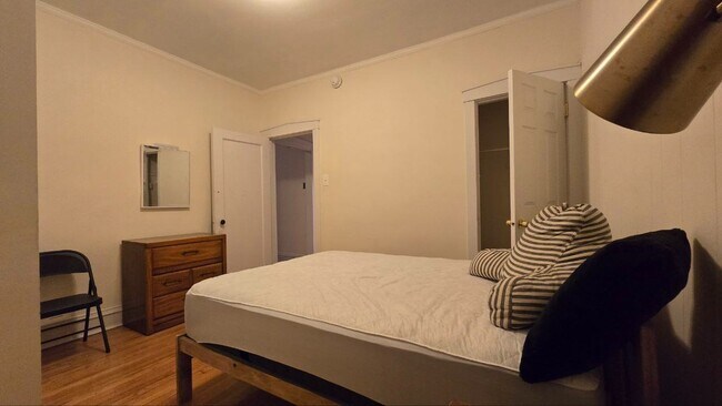 Building Photo - Stylish 2BR/1BA – 800 Sq Ft | All Utilitie...