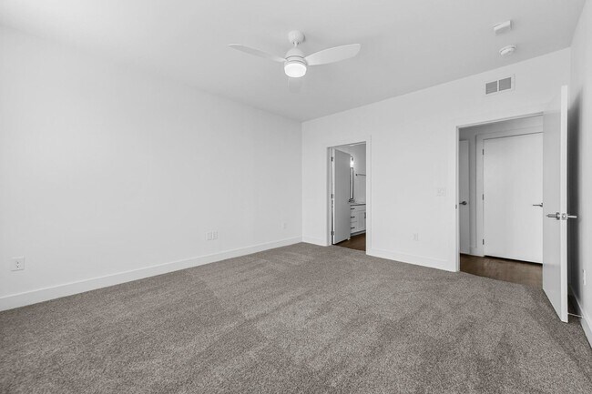 Building Photo - Modern 1/1 Condo in The Colony