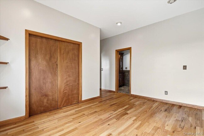 Building Photo - 333 Lake Dr
