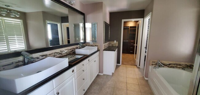 Building Photo - Beautiful House in the Lovely Fair Oaks Ra...