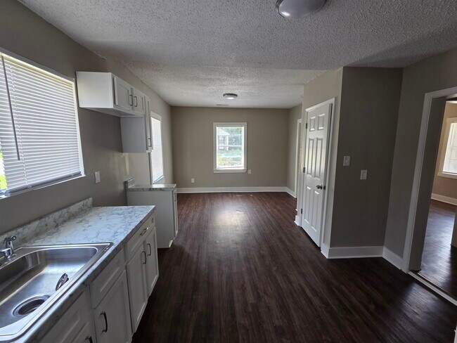 Building Photo - 1558 Tayner St