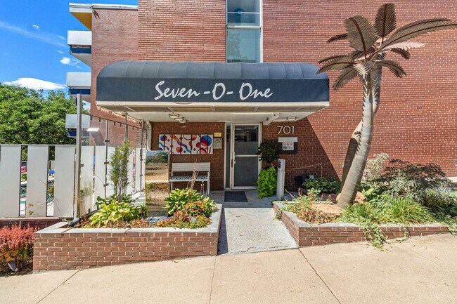 Building Photo - Location!! Updated 1 bedroom Gem on Pearl St. in Govenor's Park!