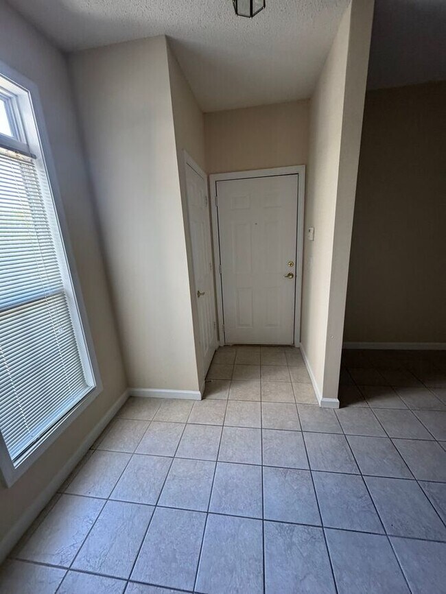 Building Photo - Avera - Ascot