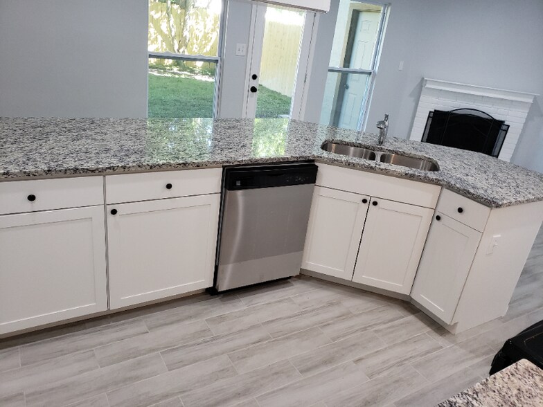 Building Photo - 7576 Windsor Oaks