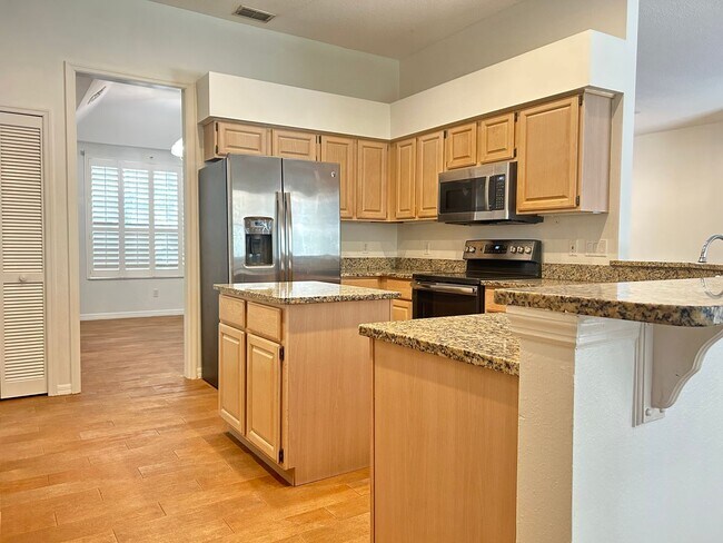 Building Photo - Beautiful Home with Water View in Eastwood!