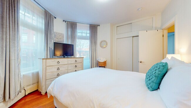 Building Photo - 1871 Beacon St