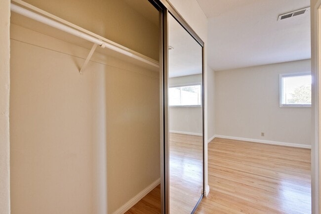 Building Photo - Beautiful Birdland Home on Quiet Cul-de-Sa...