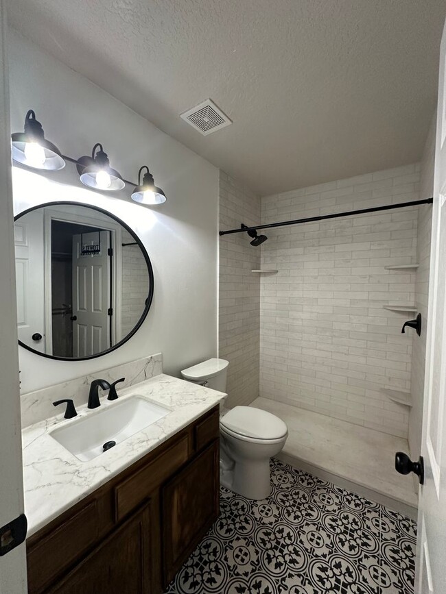 Building Photo - Beautiful 4 bedroom, 2.5 bath home