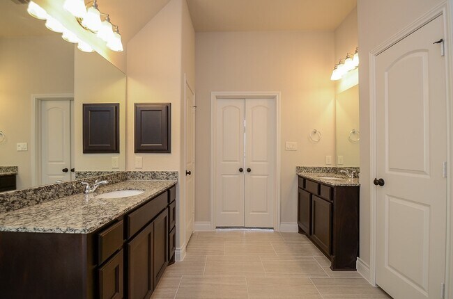 Building Photo - 1326 Watercrest Park Ln