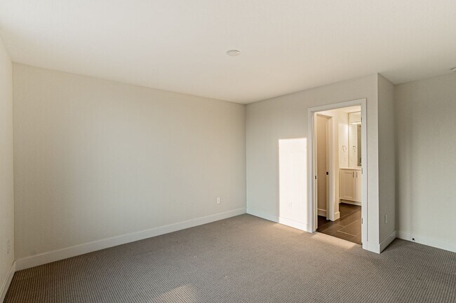 Building Photo - Newer Build 2 Bedroom, 4 Bathroom Jefferson Park Townhome