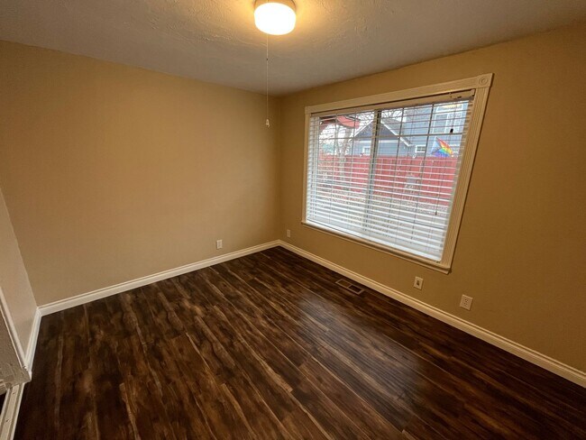 Building Photo - Single Level Home Close to Downtown Redmond - Yard Care Included