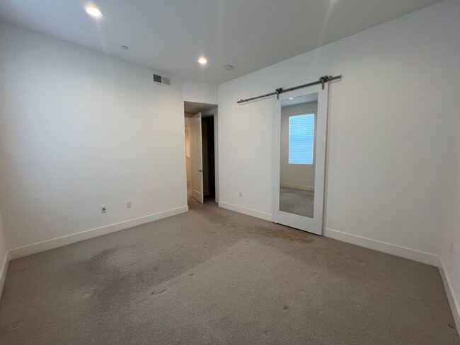 Building Photo - Downtown SJ SMART tri-level condo availabl...