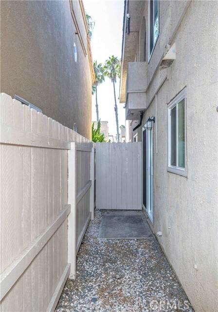 Building Photo - 208 19th St