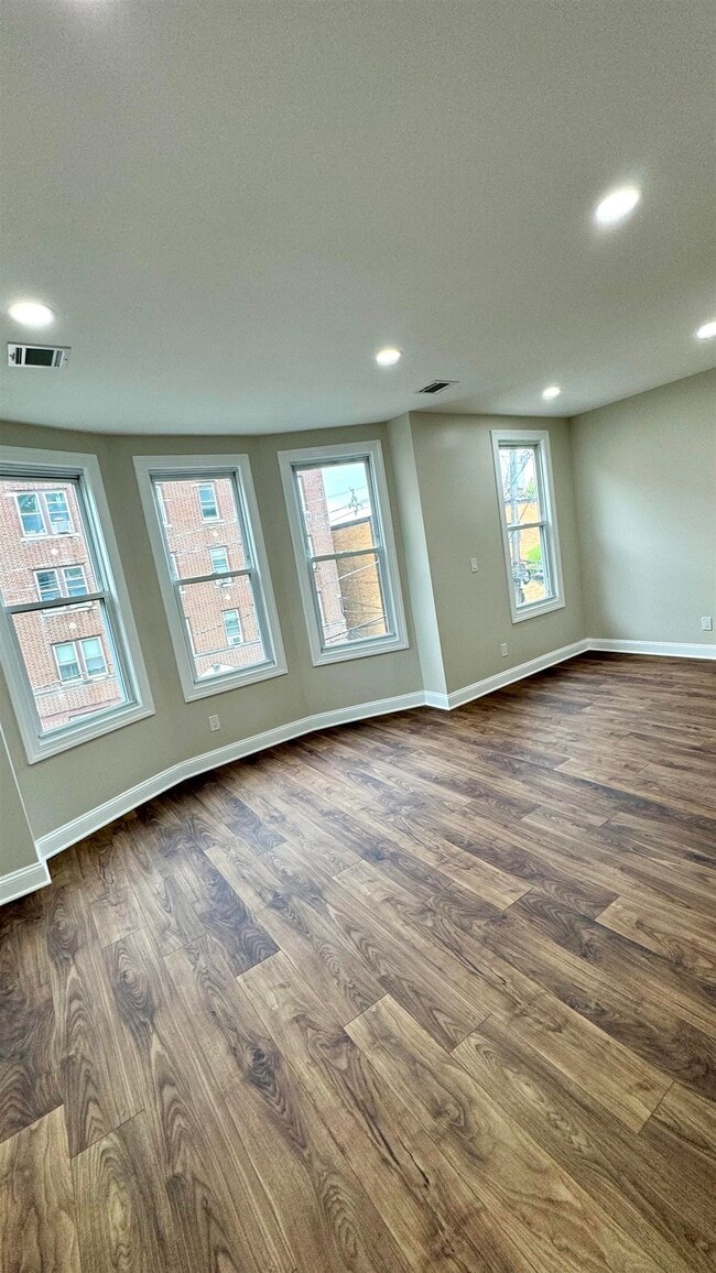 Building Photo - 118 Parkview Ave