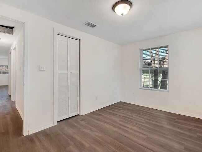 Building Photo - Affordable and Renovated 2/1!