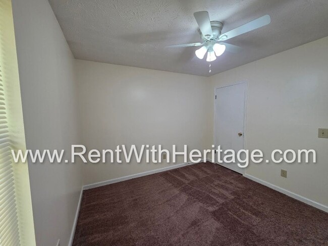 Building Photo - Amazing 3 bedroom, 2.5 bath townhome/ Great Roommate Floorplan / Great Location