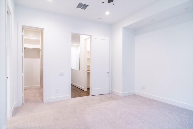 Building Photo - 5869 E Post Oak Ln