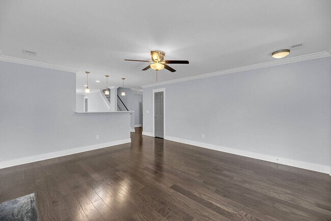 Building Photo - Centrally Located and Beautifully Renovate...