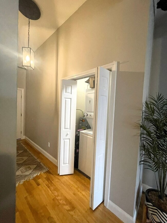 Building Photo - Spacious Studio Downtown Dover!