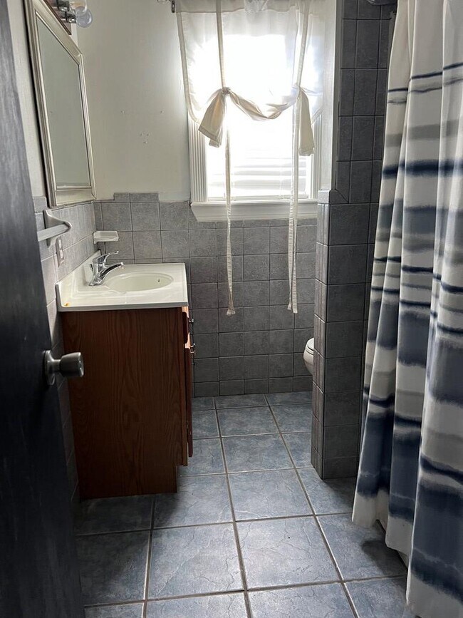 Building Photo - 1110 E 42nd St