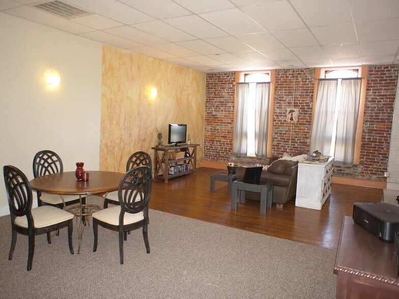 Building Photo - 313 N Broadway