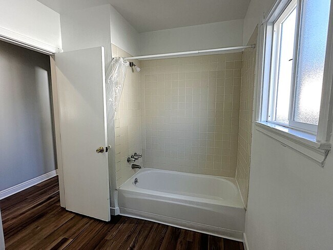 Building Photo - Spacious 4-Bed, 2-Bath Home with Garage an...