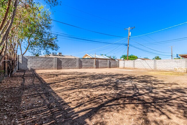 Building Photo - 1238 E Vine Ave