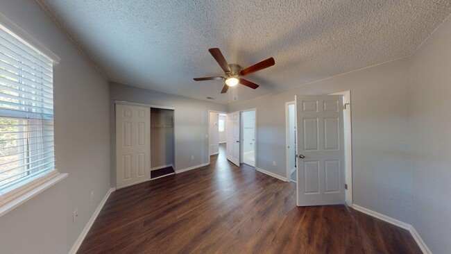 Building Photo - 2Bed/ 1 Bath Apartment Available NOW in Jacksonville!