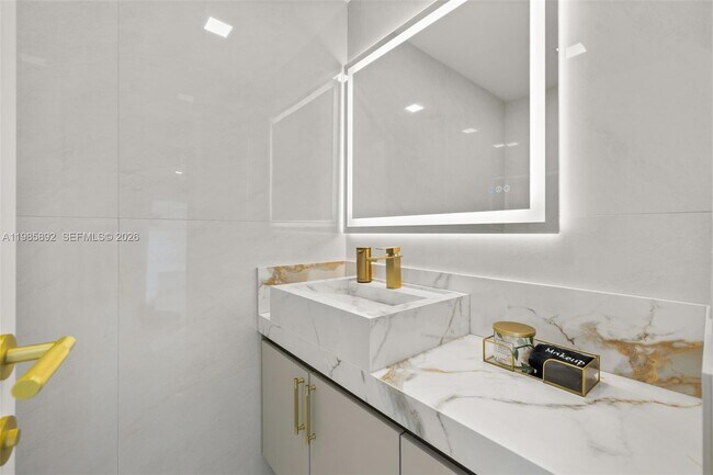 Building Photo - 1117 Adams St