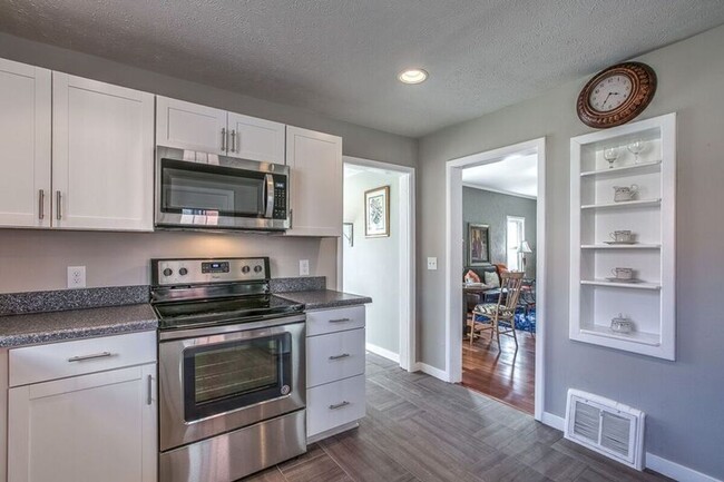 Building Photo - Newly Remodeled 1 Bed, 1 Bath House in Tre...