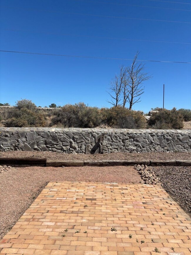 Building Photo - 5475 Valle Alegre