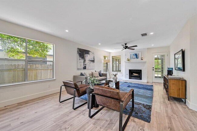 Building Photo - 10612 Watchful Fox Dr