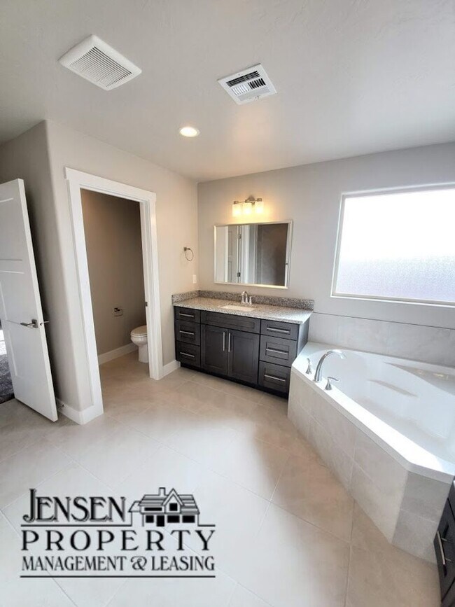 Building Photo - Red Mountain Vista Town Home, End Unit