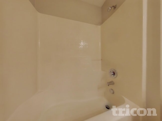 Building Photo - 864 Vanderbilt Dr