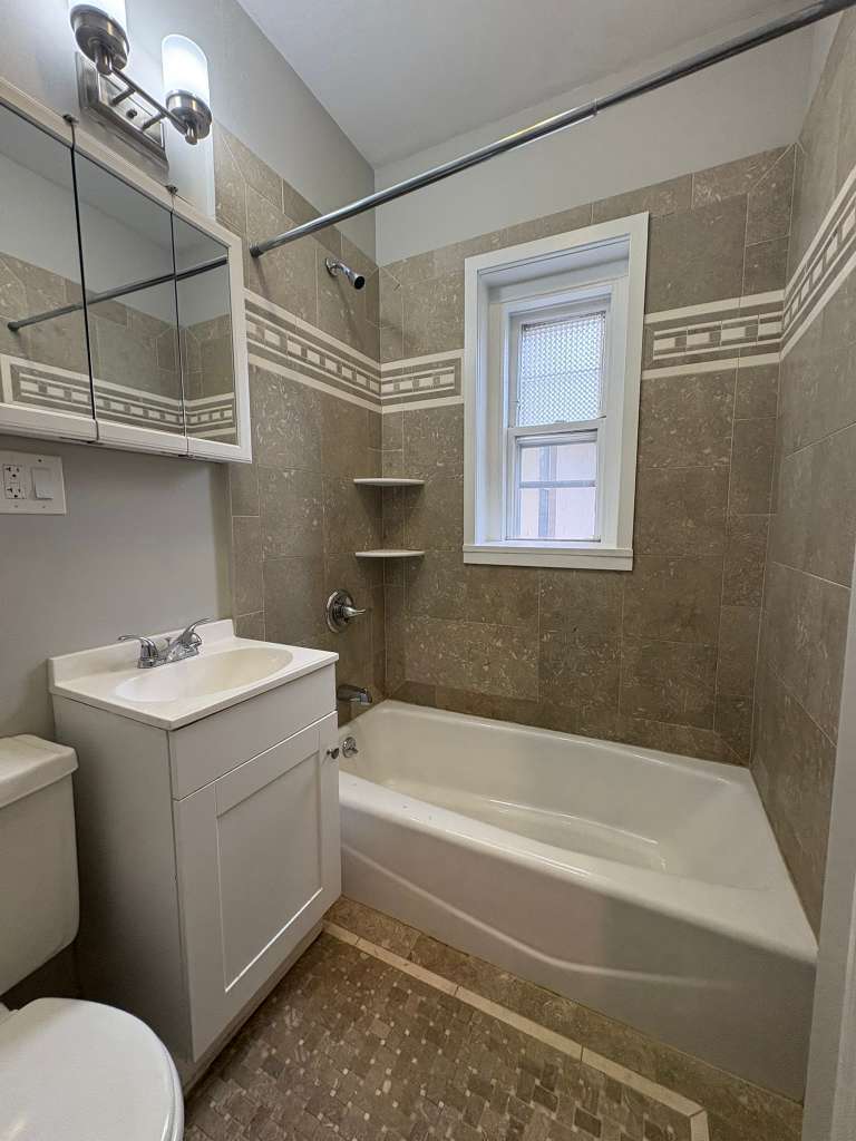 Building Photo - 604 Chapel St